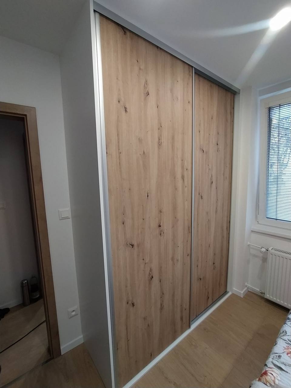 Schiebekasten in Eichendekor zwischen Tür und Fenster eingepasst