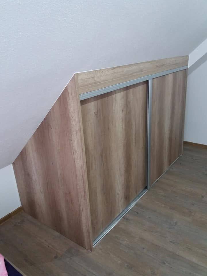 Schiebetürkasten in Eichendekor unter der Dachschräge neben der Stiege.
