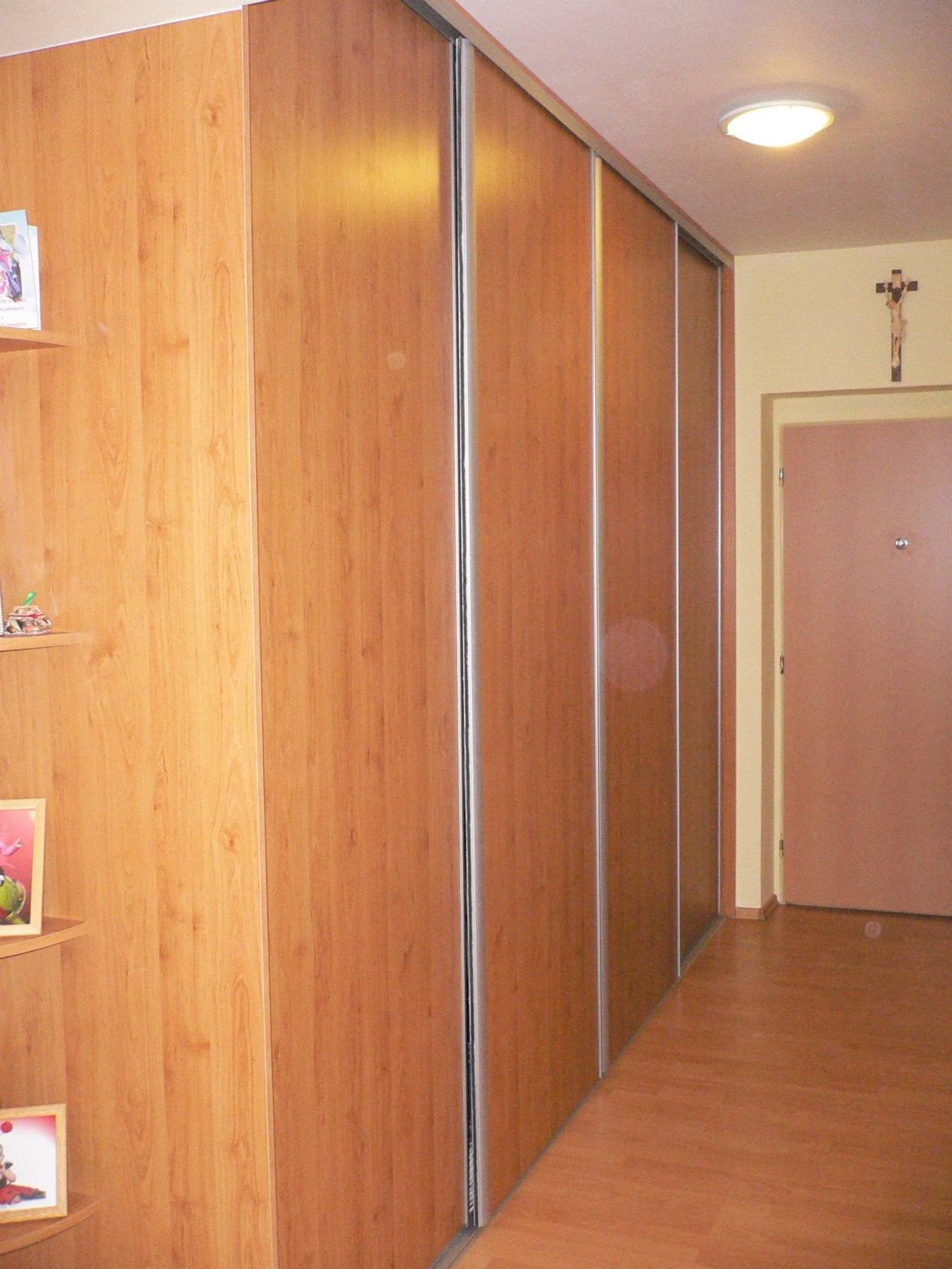 Eichenkasten im Vorzimmer mit seitlicher Spalte offener Fachböden