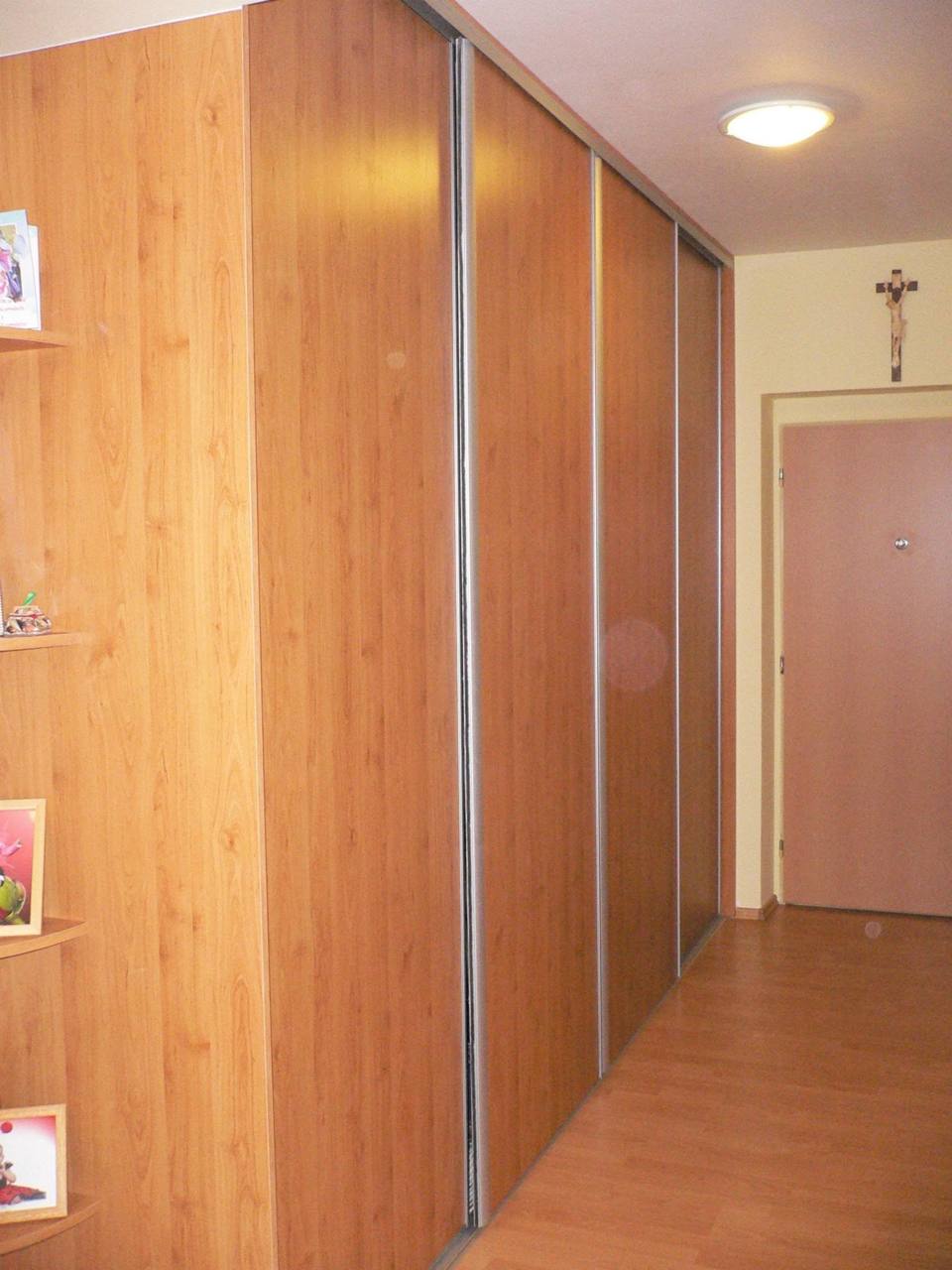 Eichenkasten im Vorzimmer mit seitlicher Spalte offener Fachböden