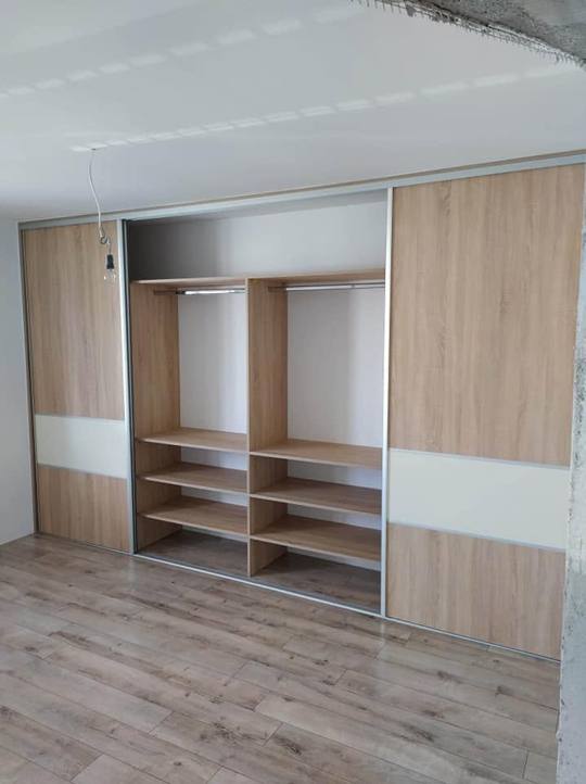 Mittlerer Abschnitt mit Kleiderstange und Fachböden in Eiche