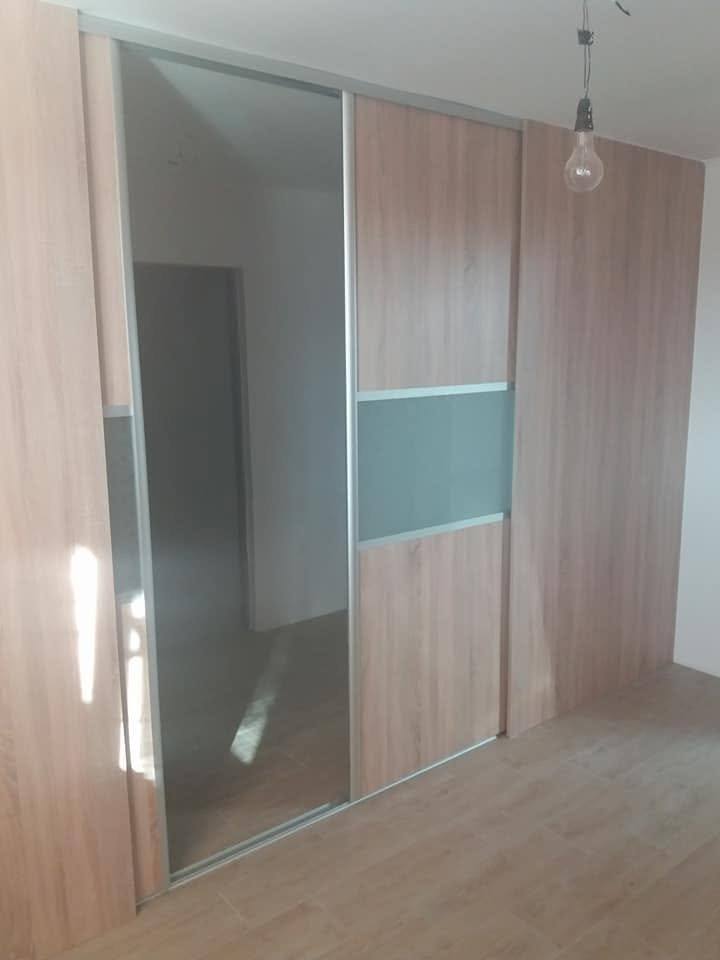 Detail des Eiche-Kastens mit Spiegel und grünem Glas.