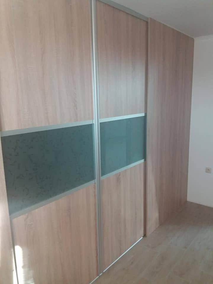 Geschlossener Kasten mit Glasstreifen über die Türen.