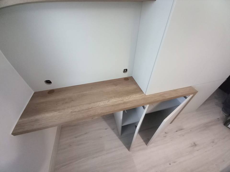 Eichenplatte in der Nische der weißen Kastenwand