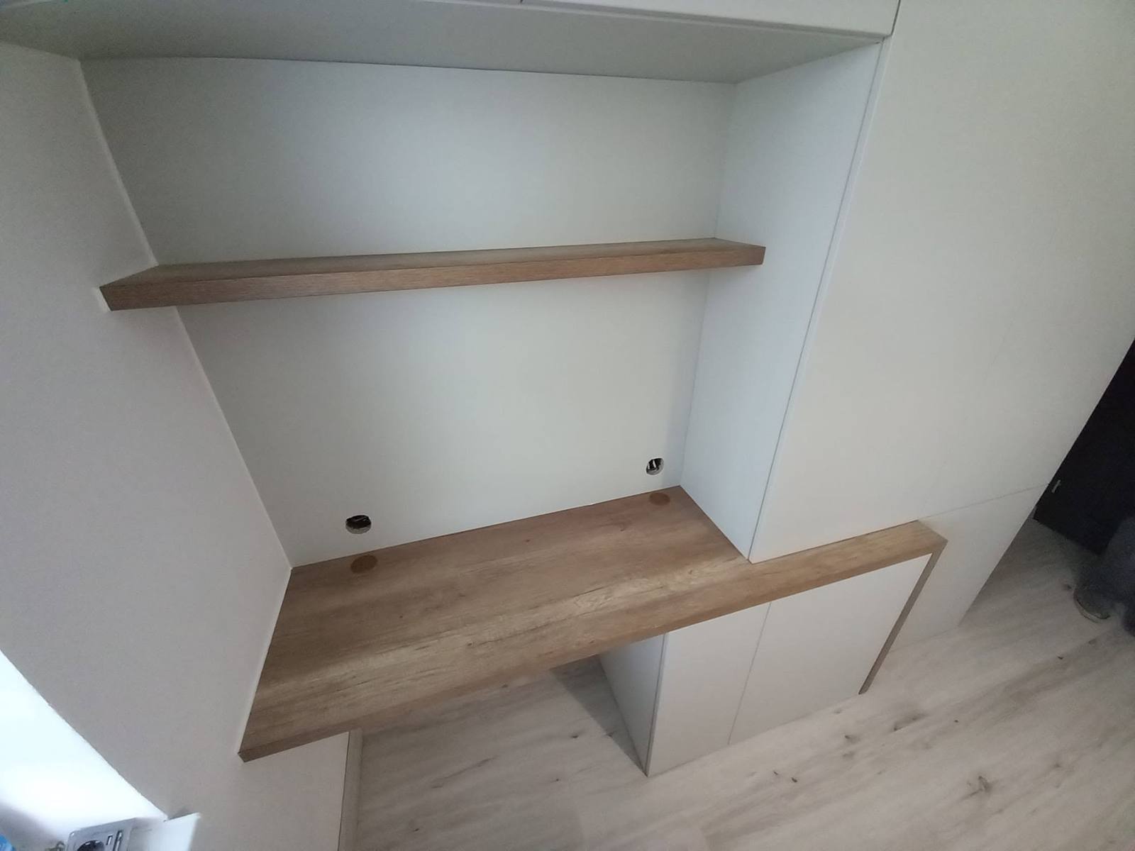 Arbeitsecke mit Eichenplatte und Bord zwischen weißen Kästen