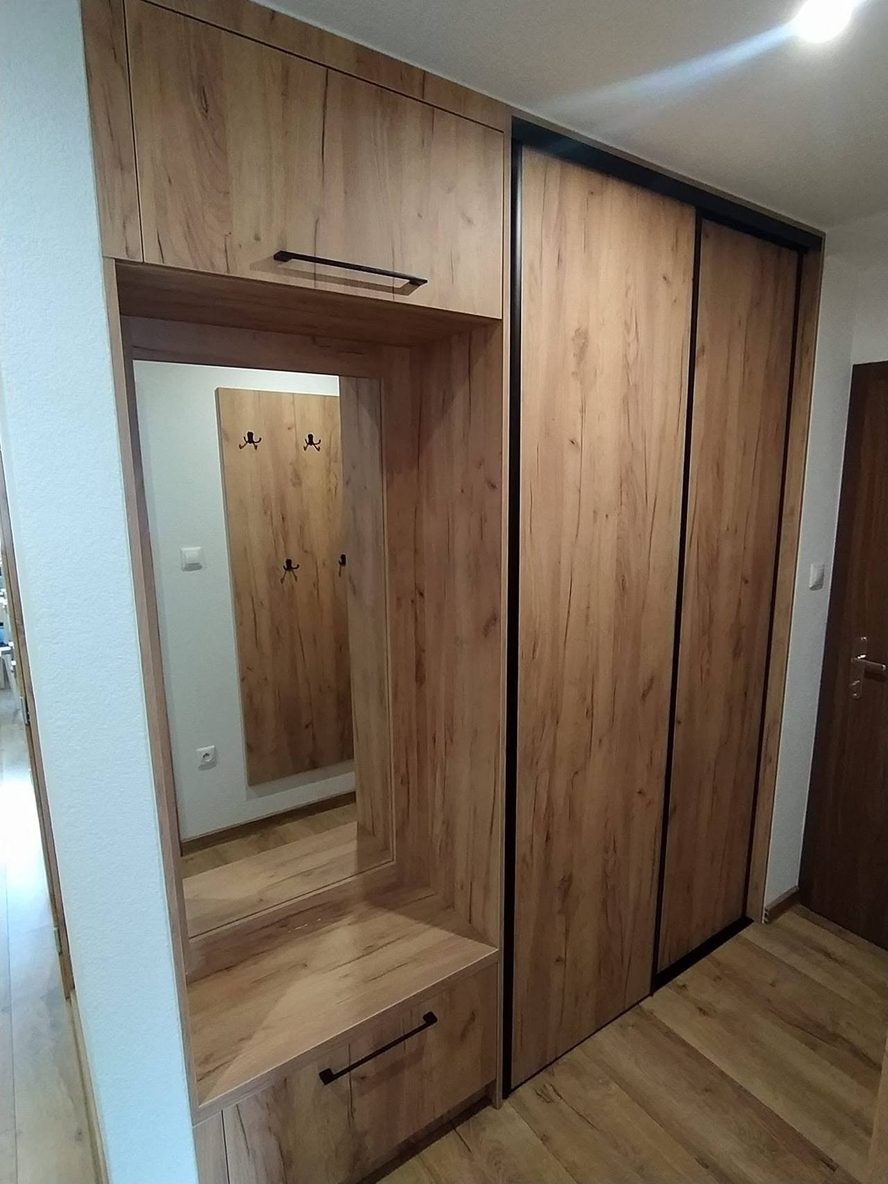 Spiegelnische mit Sitzbank, Lade und Kästchen mit schwarzem Griff