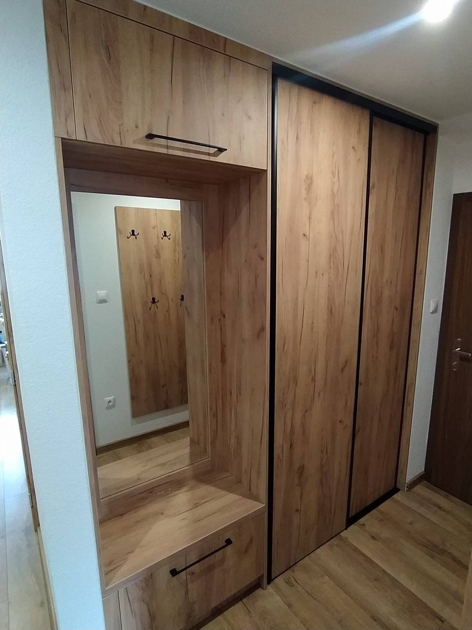 Spiegelnische mit Sitzbank, Lade und Kästchen mit schwarzem Griff