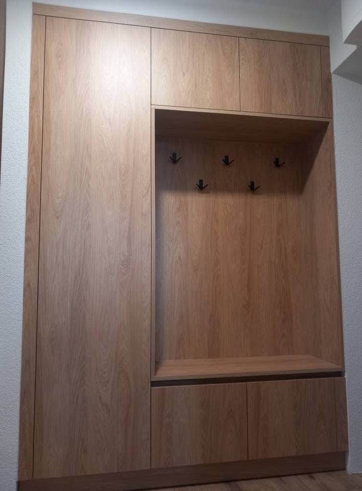 Vorzimmerwand in Eiche bis zur Decke mit Nische und schwarzen Haken