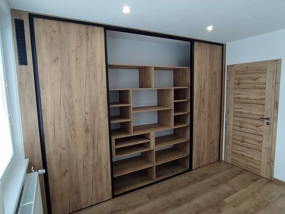 Eichenkasten mit schwarzen Profilen und offenen Fachböden