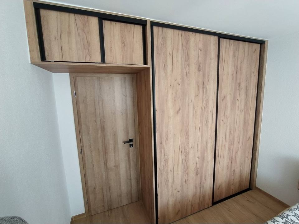 Schiebetürenkasten in Eiche mit Oberkästen über der Innentür