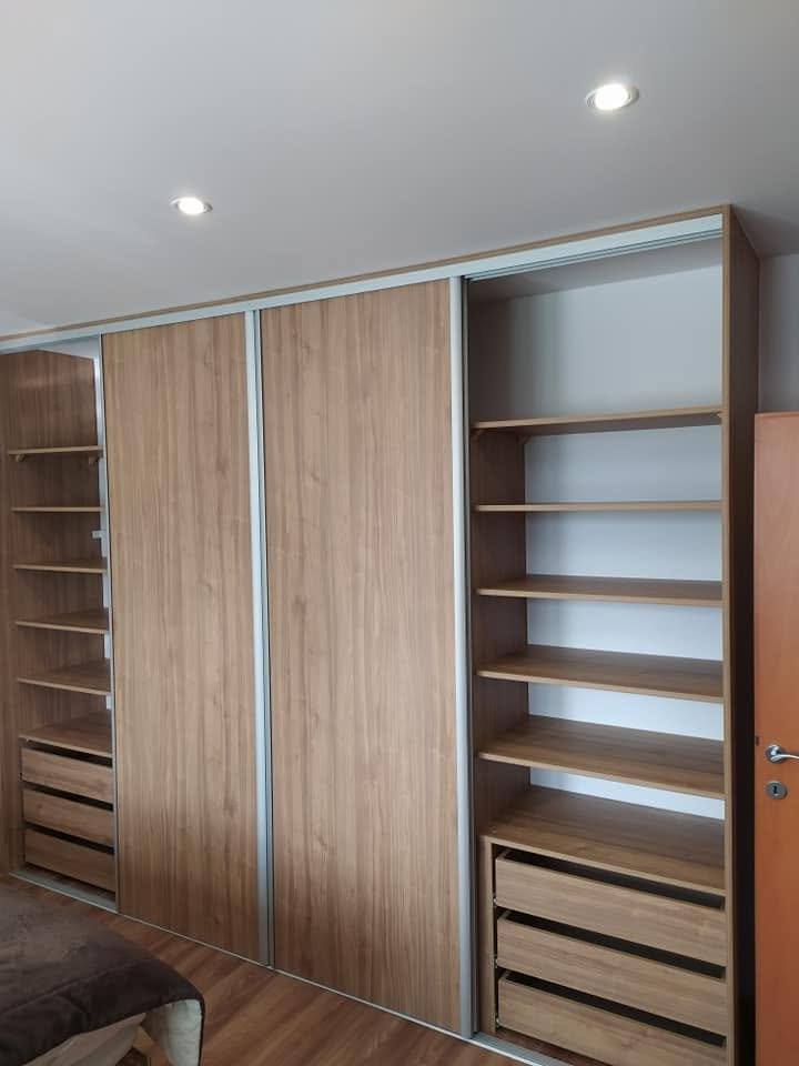 Dubová skriňa s otvorenou vešiakovou tyčou a zásuvkami