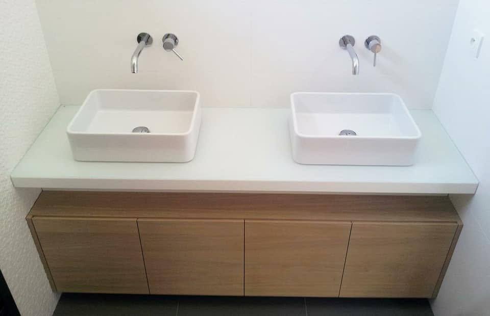 Eichenschrank mit weißer Platte, Doppelwaschbecken und Wandarmaturen