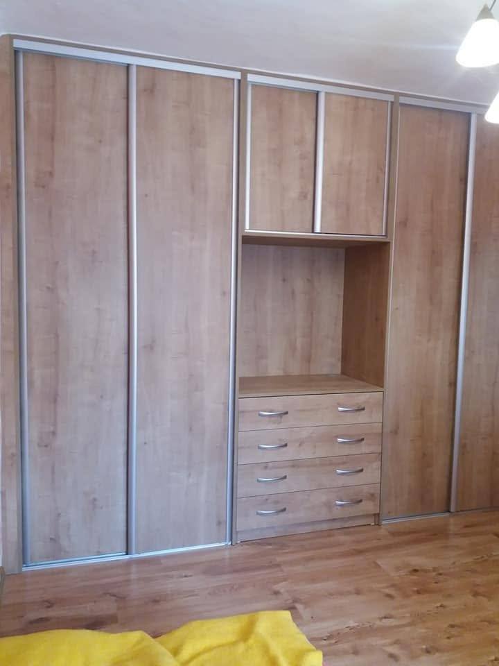 Die gesamte Kastenwand mit Schiebetüren auf beiden Seiten