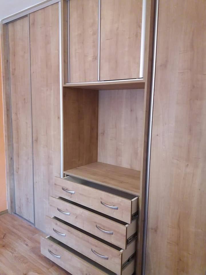 Ausgezogene Laden unter der offenen Nische in Eiche-Dekor