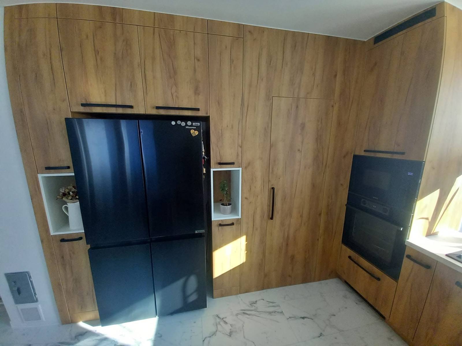 Hochkästen in Eiche mit schwarzem Kühlschrank und Backrohr