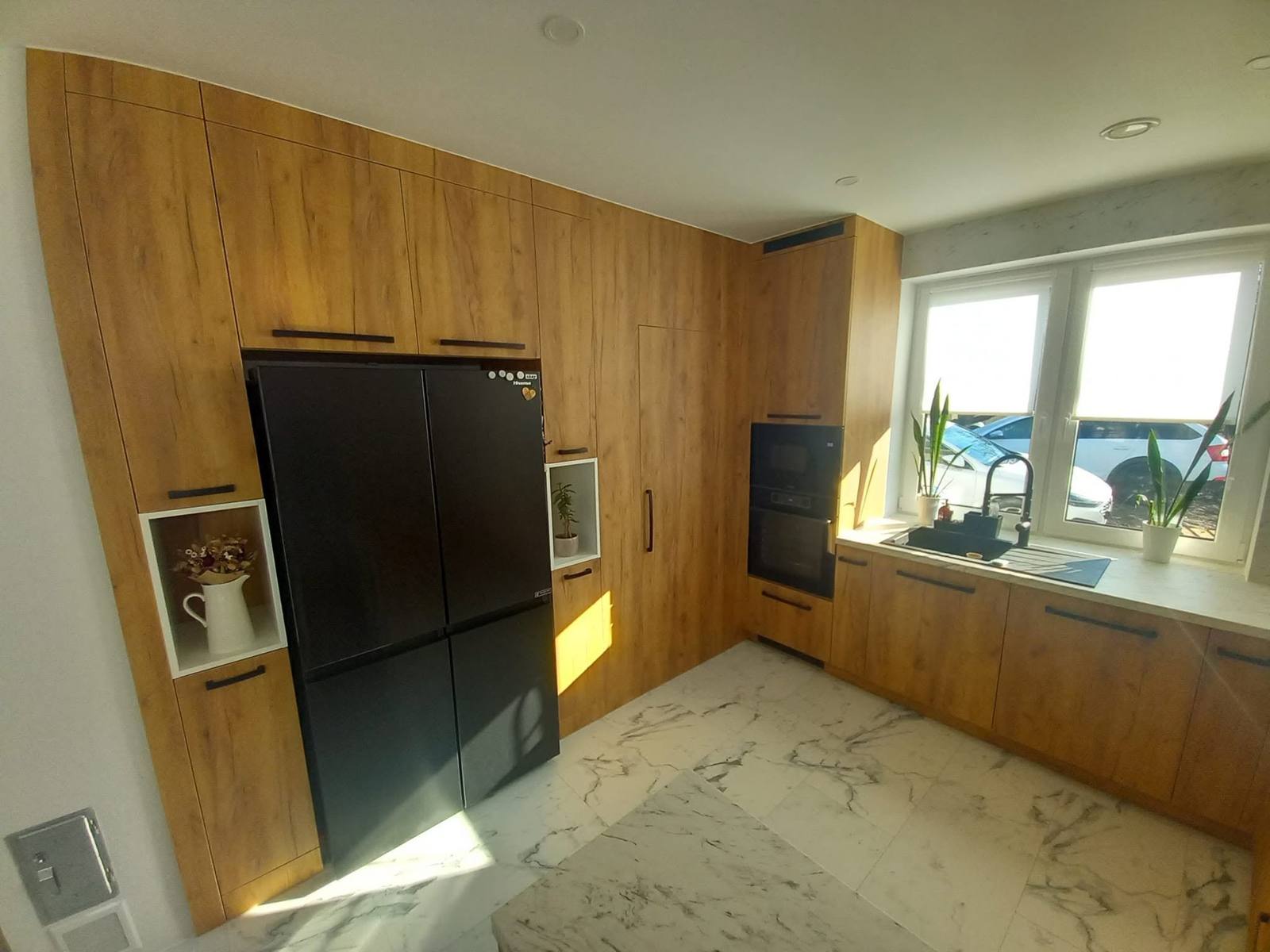 Eichen-Kastenwand mit Kühlschrank und Zeile am Fenster