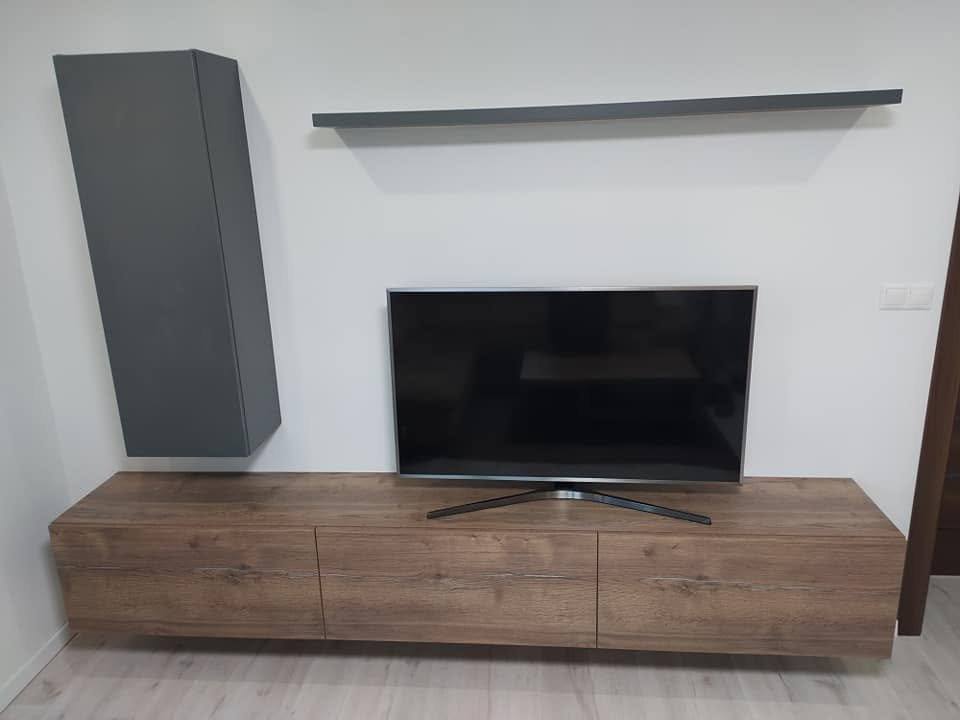 TV-Lowboard in Eichenoptik mit Fernseher, Hängekasten und Wandbord