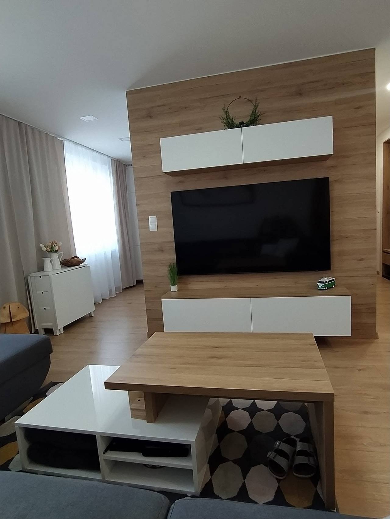 TV-Wand in Eichenoptik mit weißen Kästen und Couchtisch