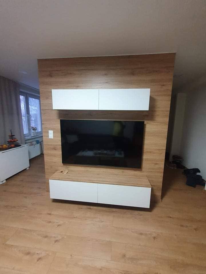 Frontansicht der TV-Wand mit Verkleidung und weißen Kästen