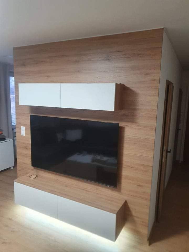 TV-Wand mit eingeschaltetem LED-Licht unter dem unteren Kasten