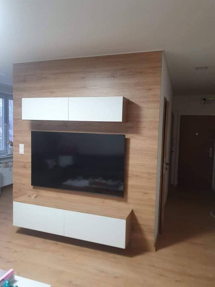 TV-Wand in Eichenoptik mit weißen Hängekästen im Wohnzimmer