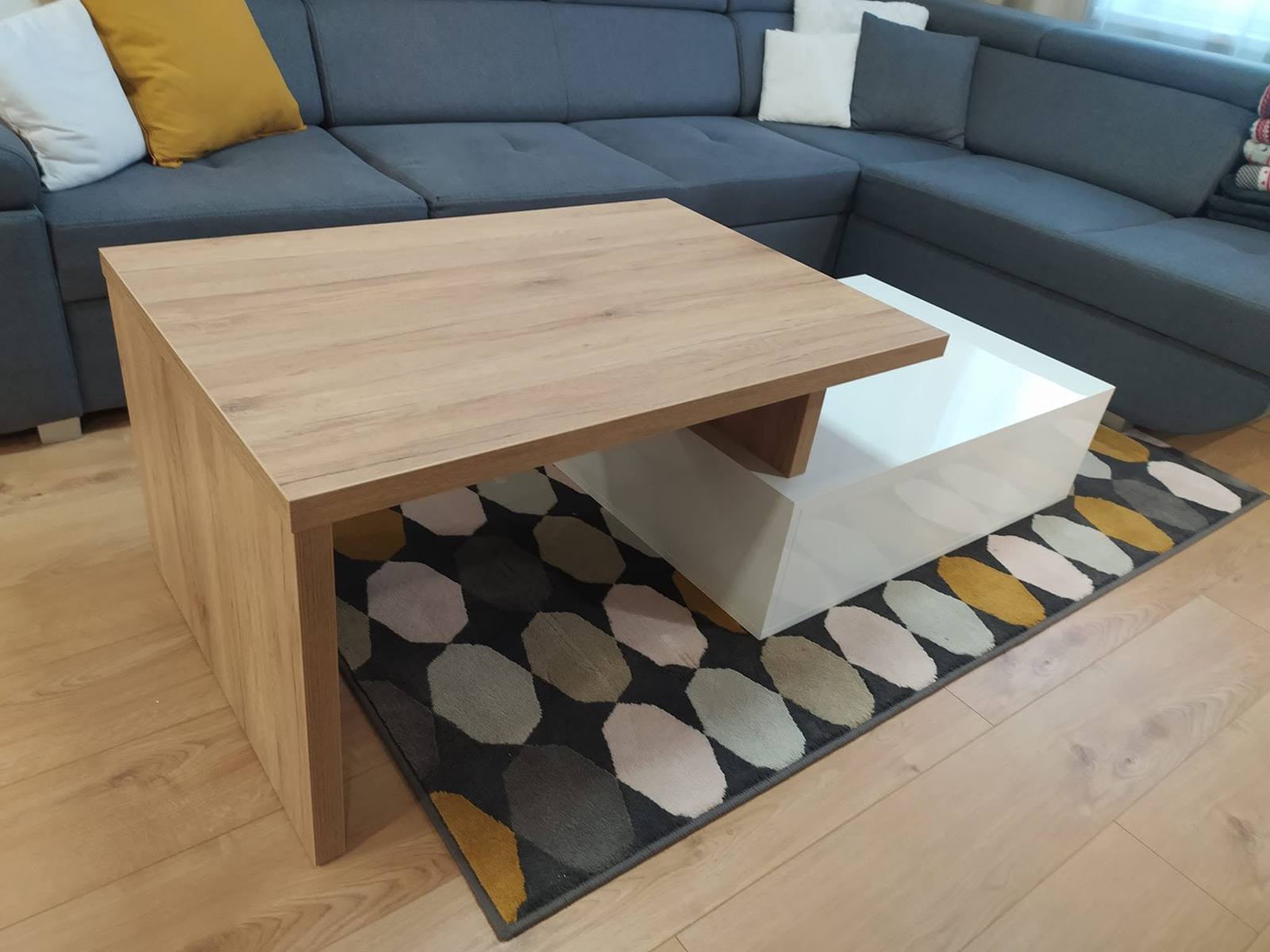 Couchtisch in Eichenoptik mit weißer Box vor dem Sofa
