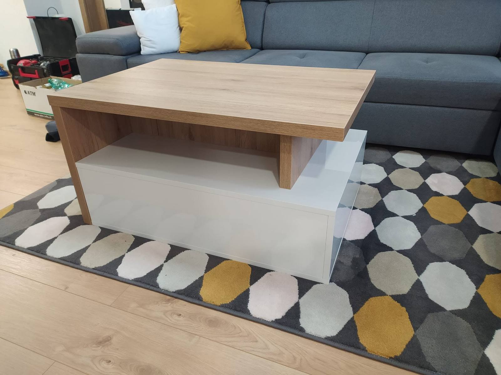 Frontansicht des Tisches mit weißer Stauraumbox unter der Platte