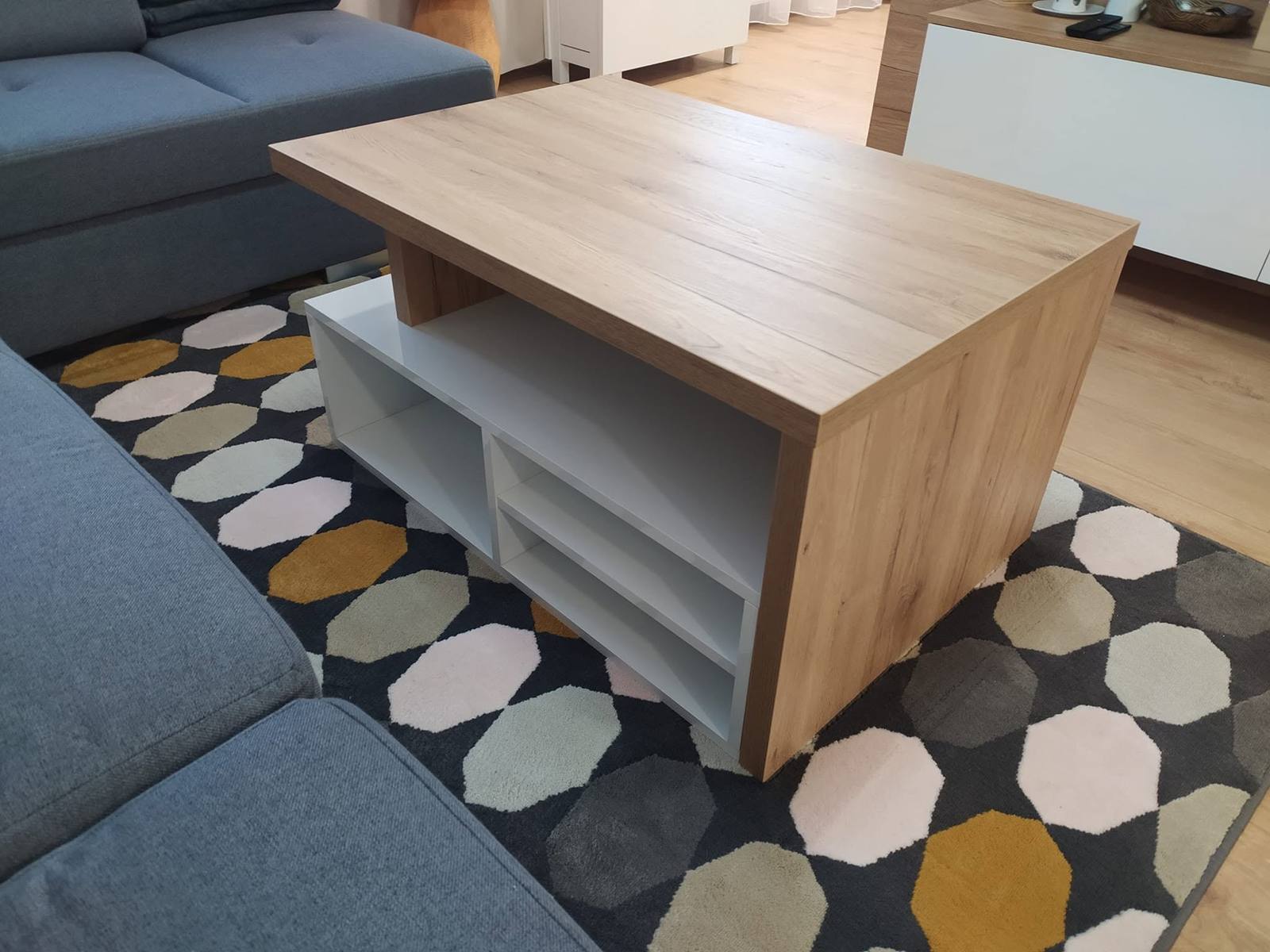 Offene Fächer der weißen Box unter der Tischplatte