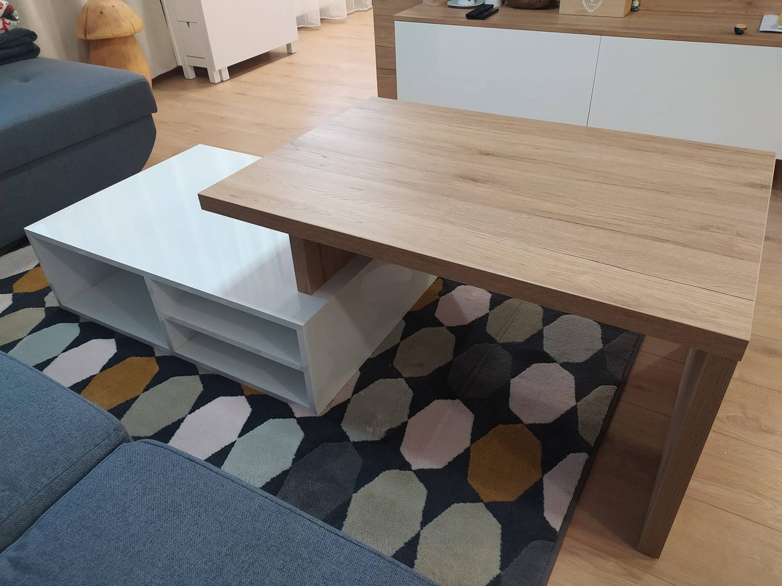Seitenansicht des Tisches mit weißen Fächern und Platte in Eichenoptik