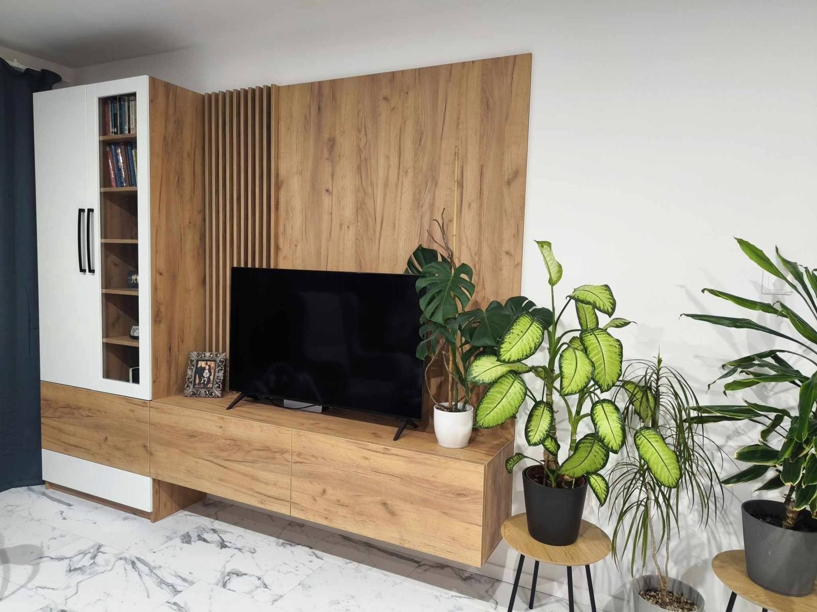 Eichen-TV-Wand mit Lamellen und hohem weißem Schrank