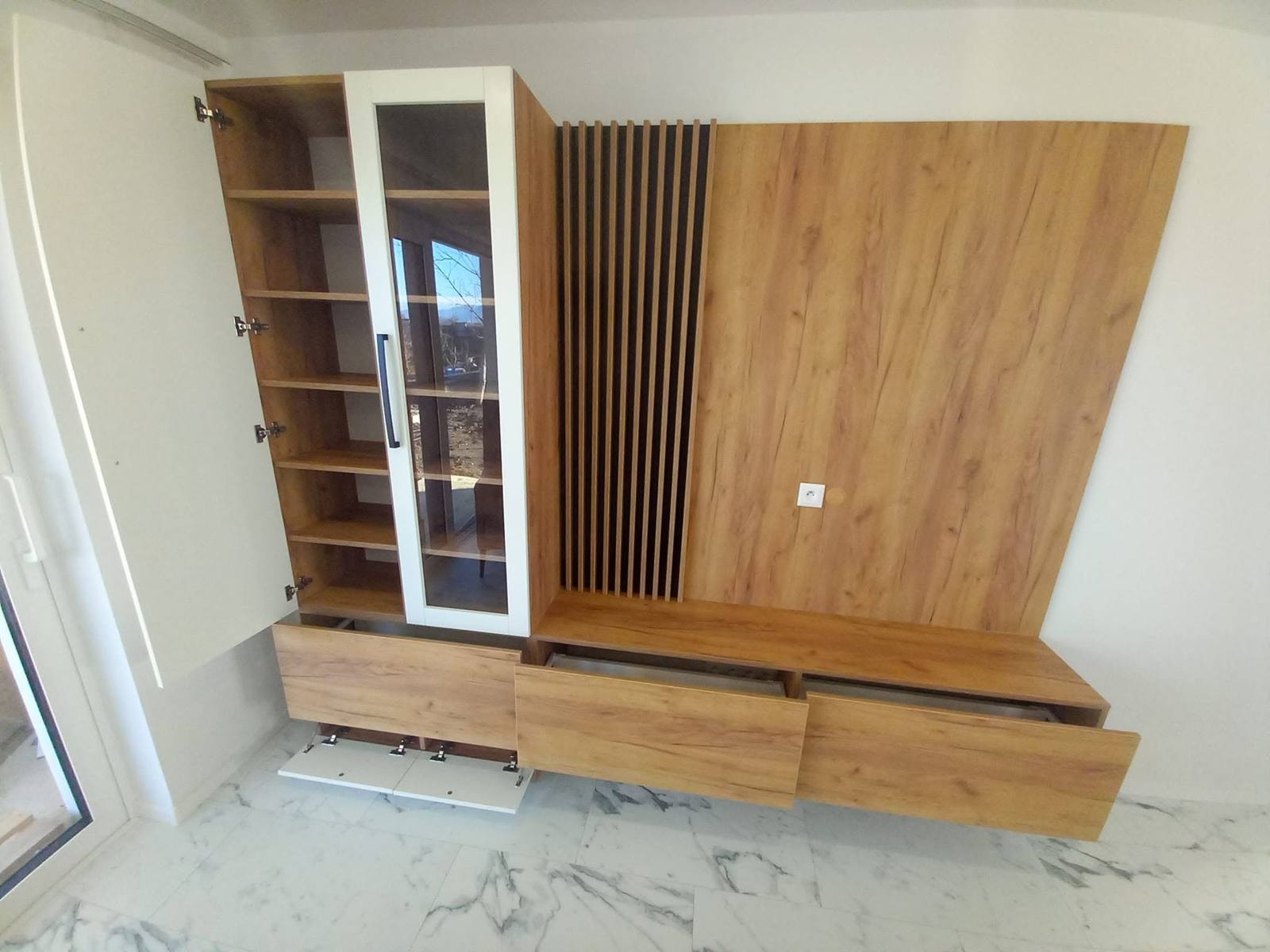 Eichen-TV-Wand mit offenen Laden und Glasvitrine