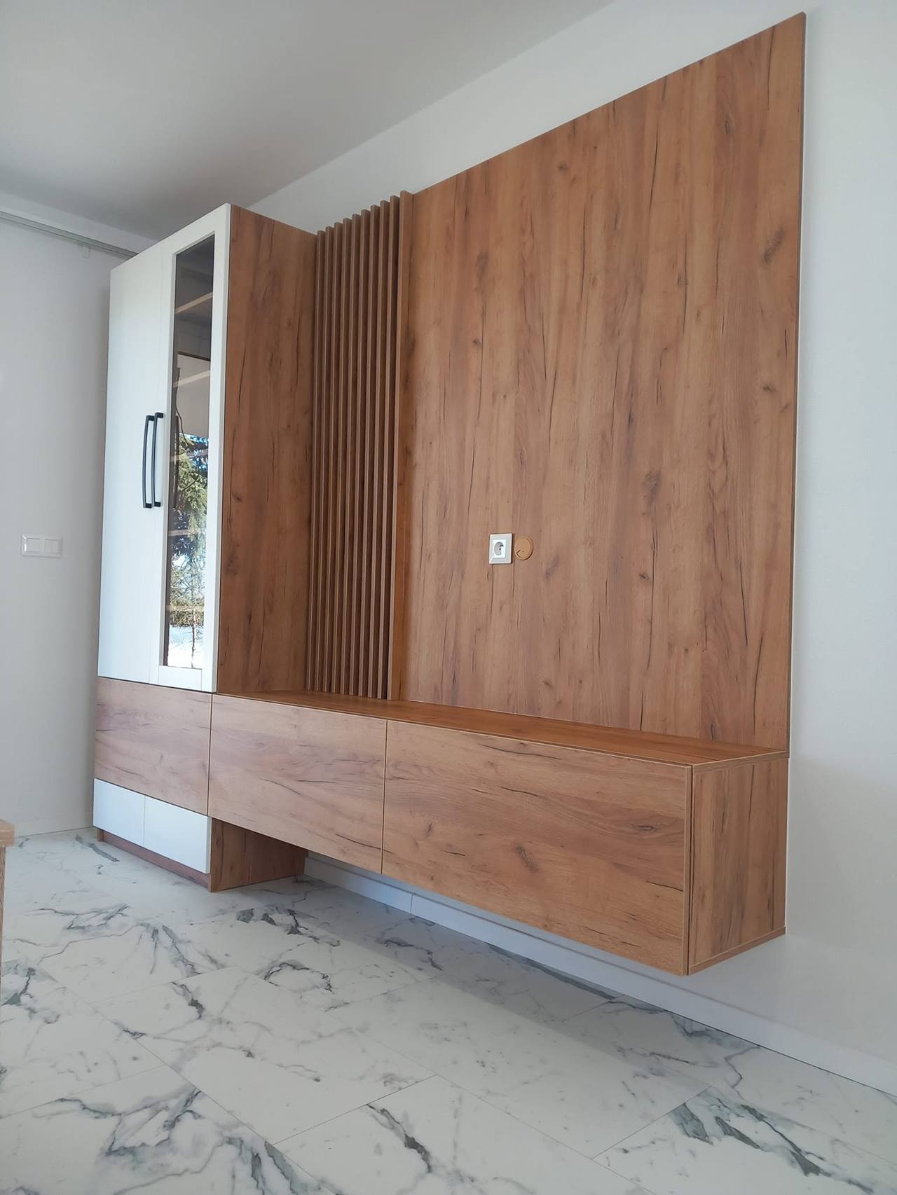 Eichen-TV-Wand mit Lamellen, Hängeschrank und weißer Vitrine