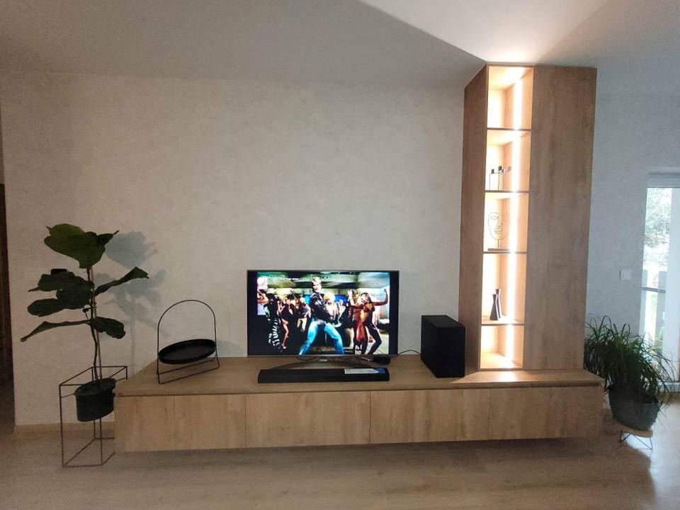 TV-Ensemble in Eichenoptik mit beleuchtetem hohem Kasten
