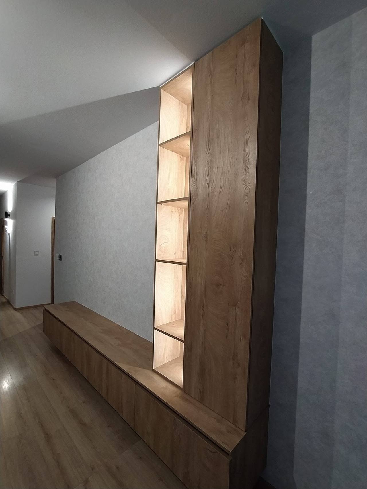 Hoher Kasten mit LED-beleuchteten Fächern und niedriges Lowboard