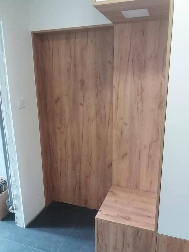 Eichennische mit Rückwand, Sitzbank und quadratischer Leuchte