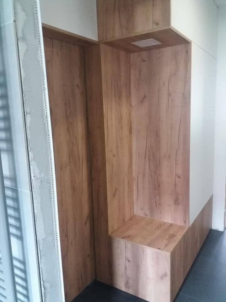 Seitenansicht der Eichenbank und des oberen Kastens mit Licht