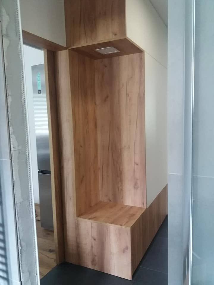 Eichennische zum Sitzen mit eingebauter Leuchte oben