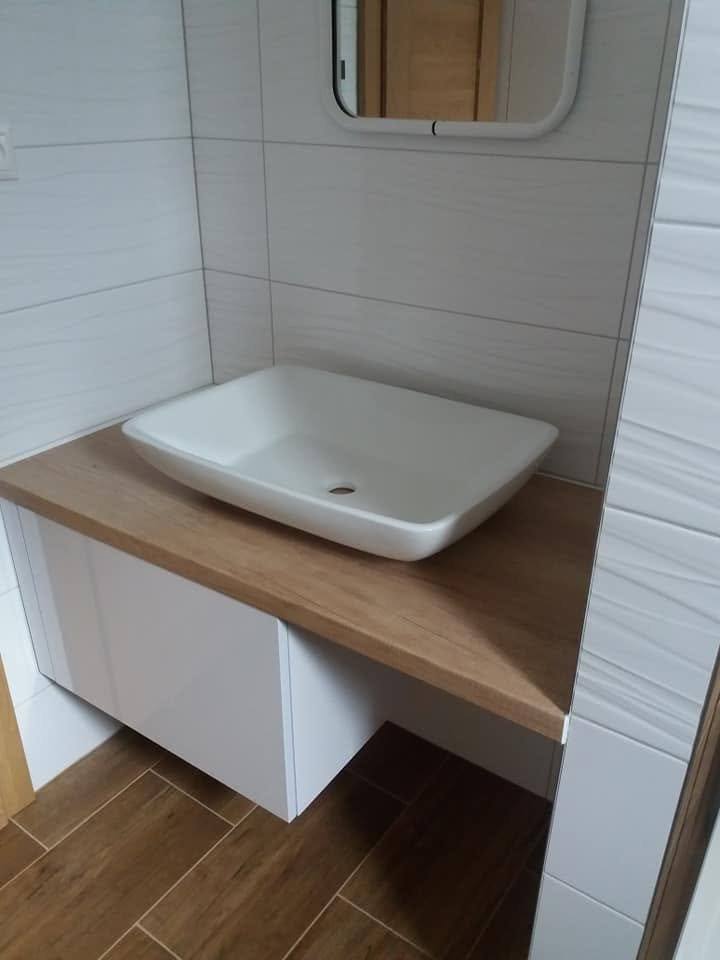 Hängende Eichenplatte mit Becken und weißem Schrank