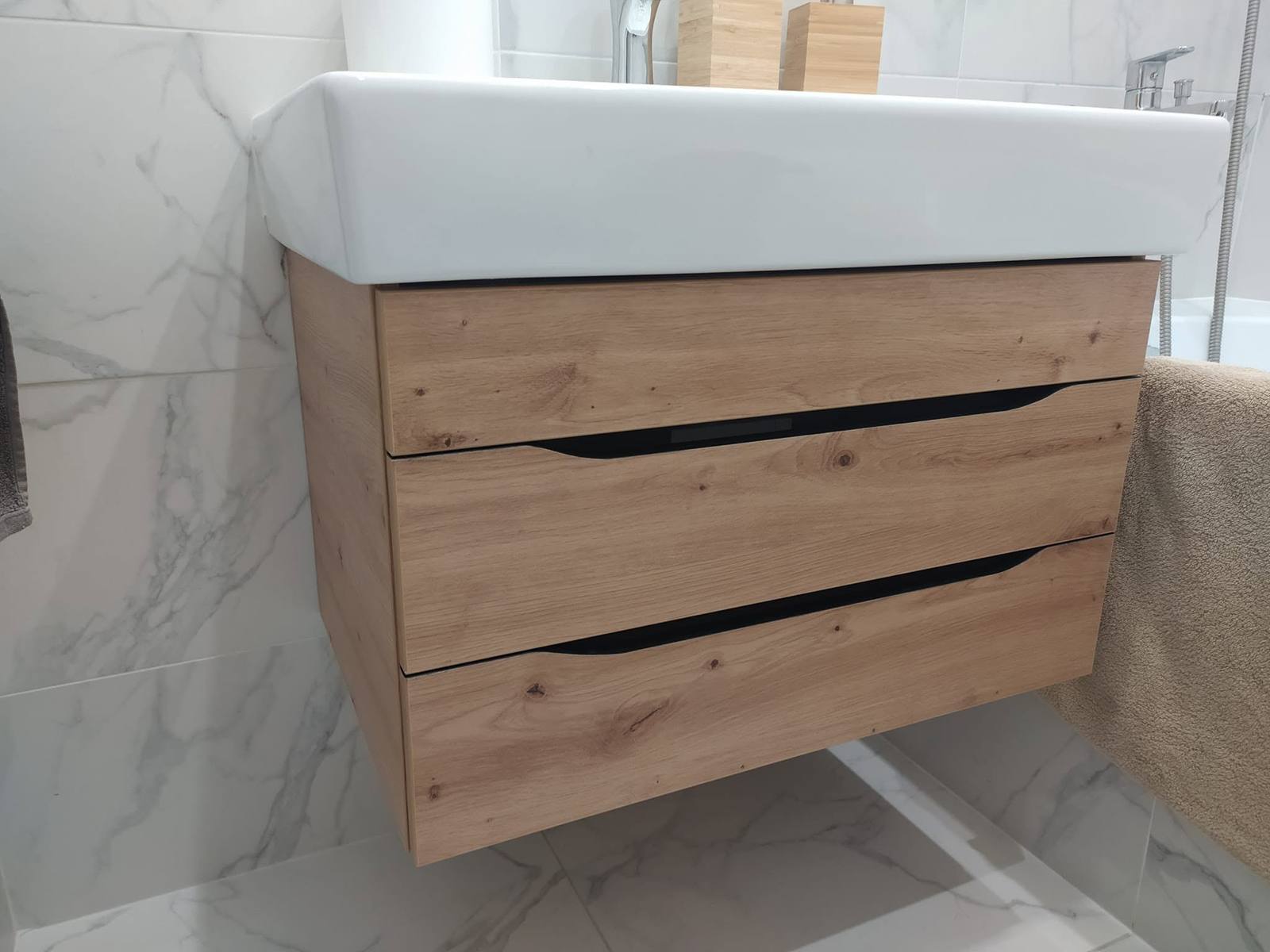 Hängender Eichenschrank unter dem Becken im Marmorbad