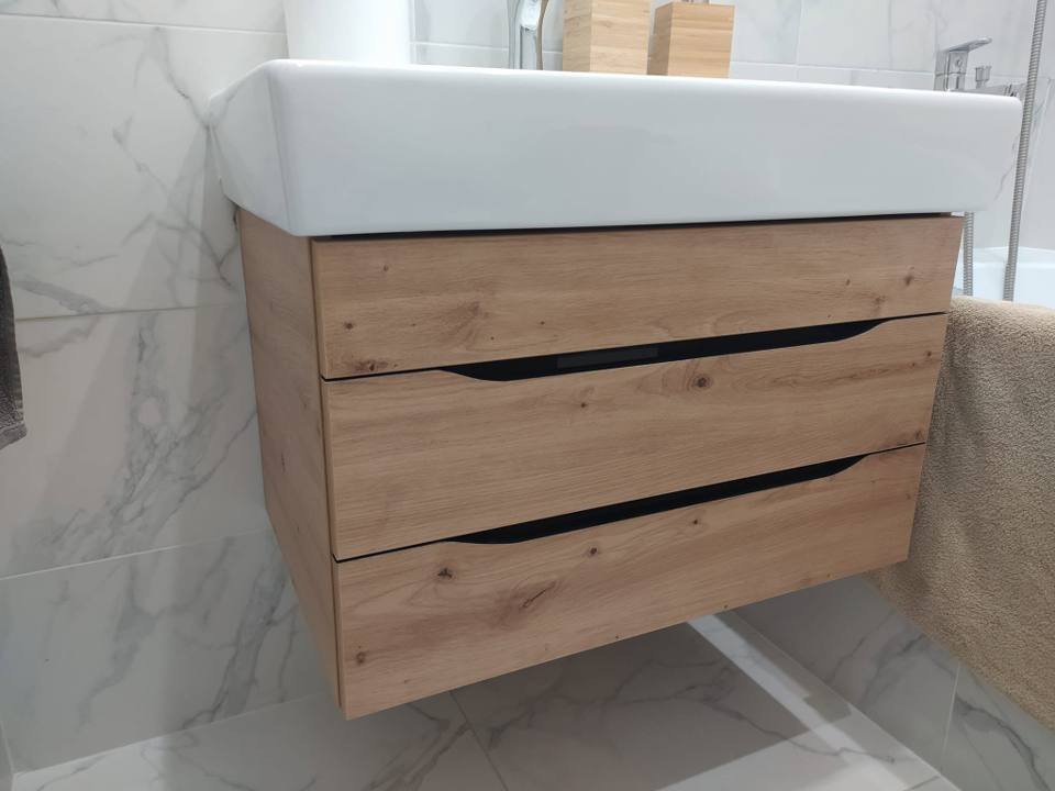 Hängender Eichenschrank unter dem Becken im Marmorbad