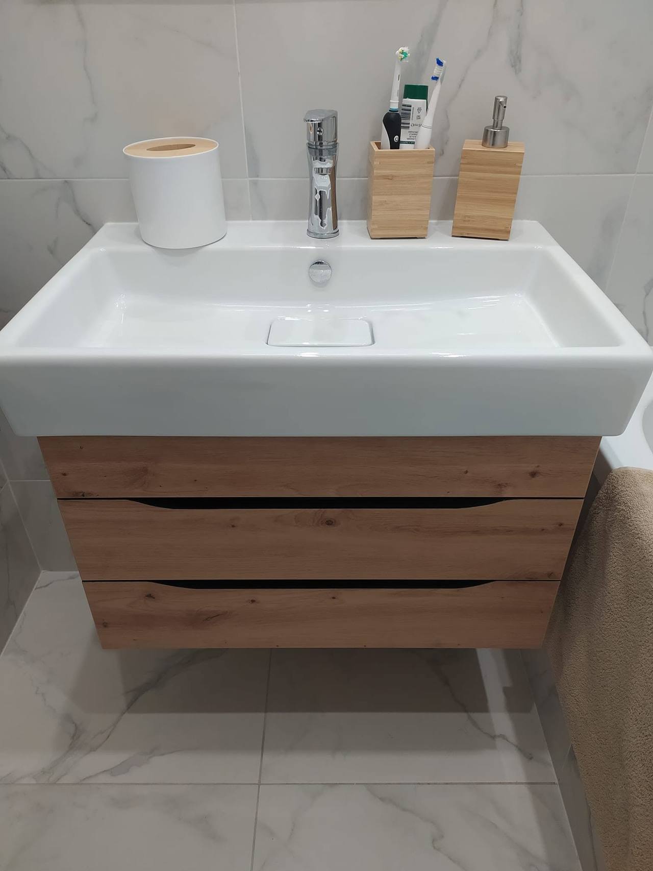 Hängender Eichenschrank mit Laden unter dem weißen Becken