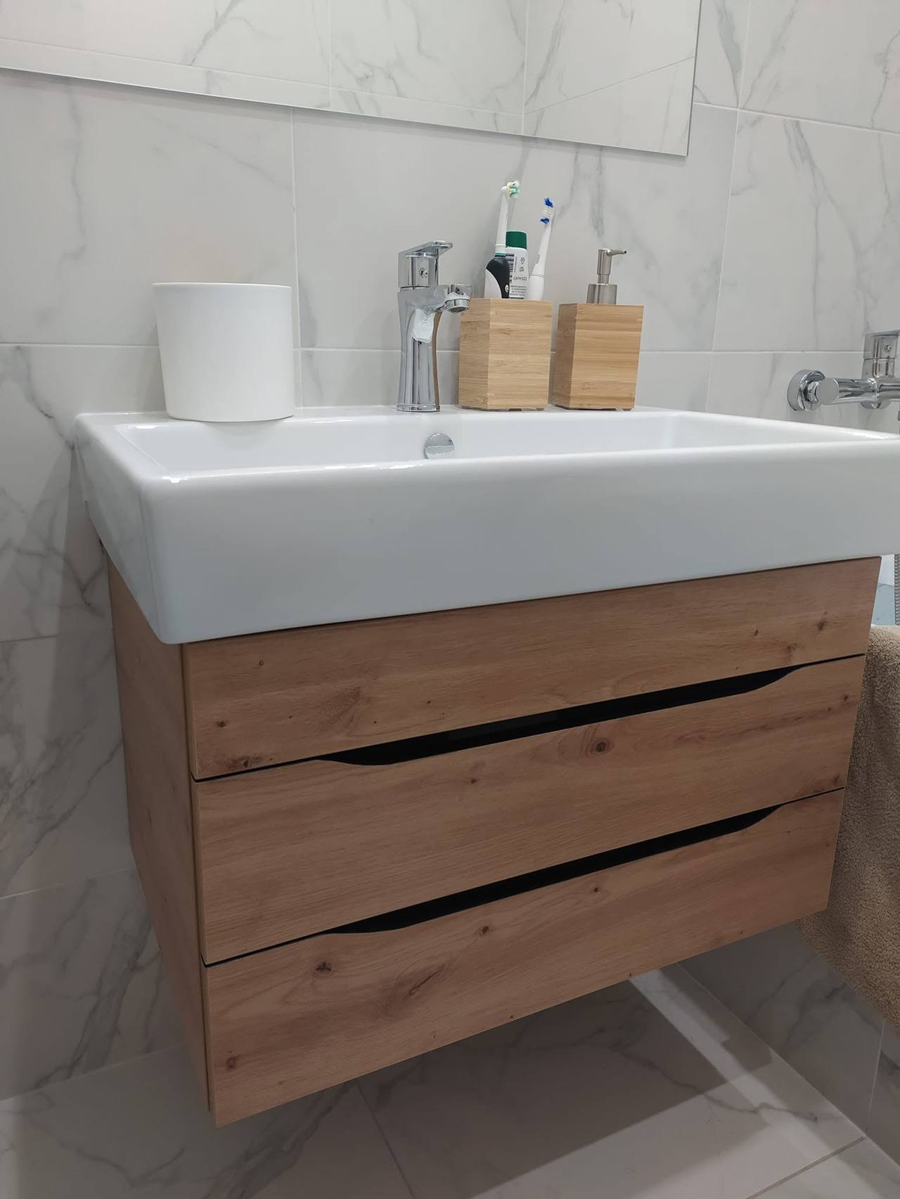 Hängender Eichenschrank mit drei Laden unter dem Becken