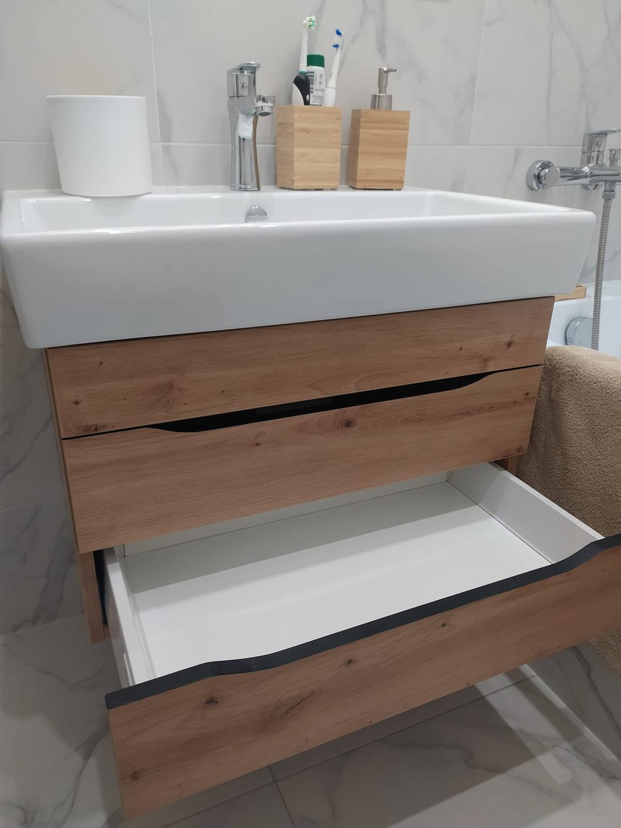 Eichenschrank unter dem Becken mit ausgezogener Lade