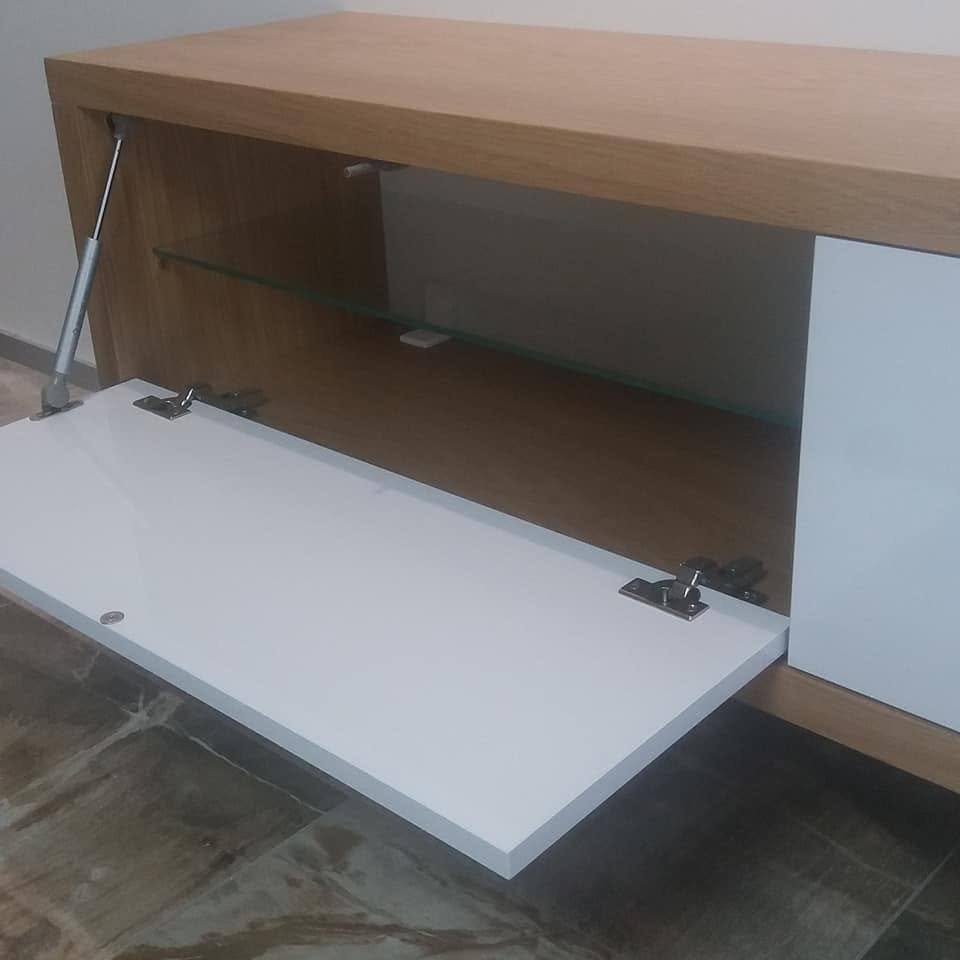 Geöffnete weiße Klappe mit Metallbeschlag und Glasboden