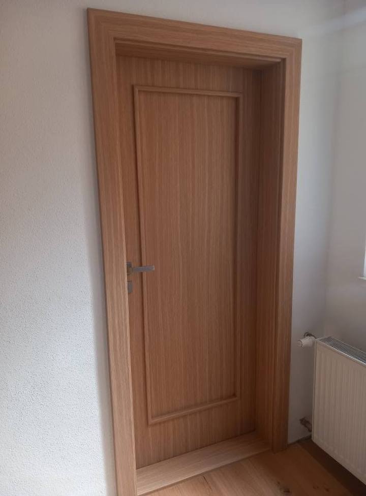 Dubové dvere s obložkovou zárubňou a frézovanou výplňou