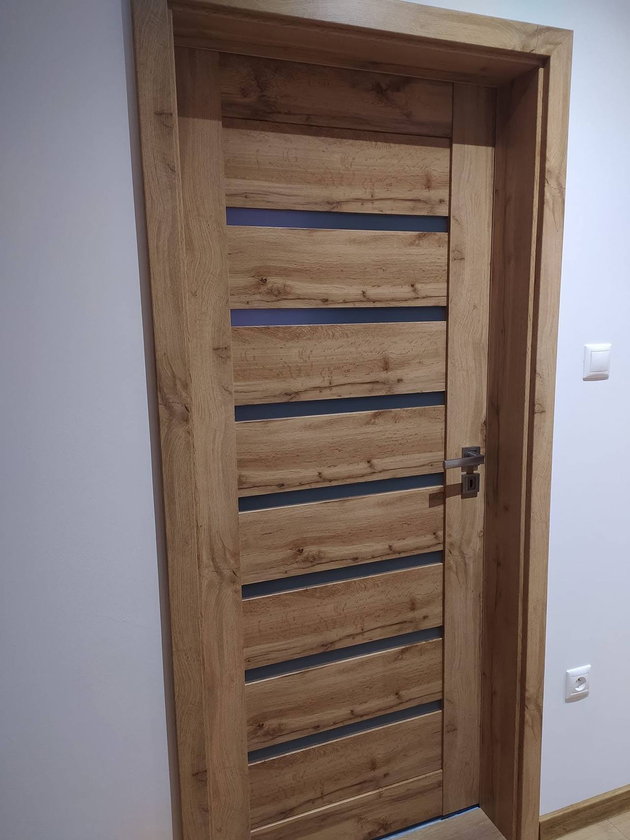 Dubové dvere s vodorovnými pásmi tmavšieho skla