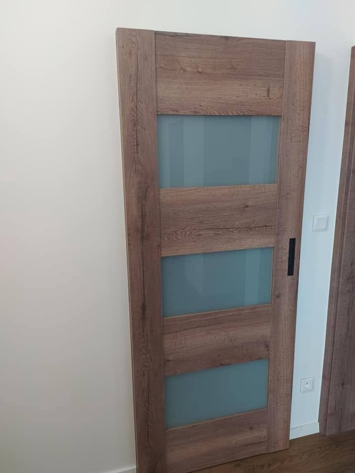 Detailný pohľad na dubové dvere s tromi sklenenými výplňami