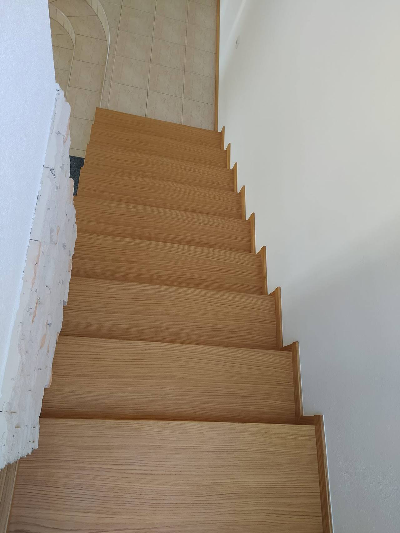 Dubové schody popri kamennom obklade z iného uhla zdola