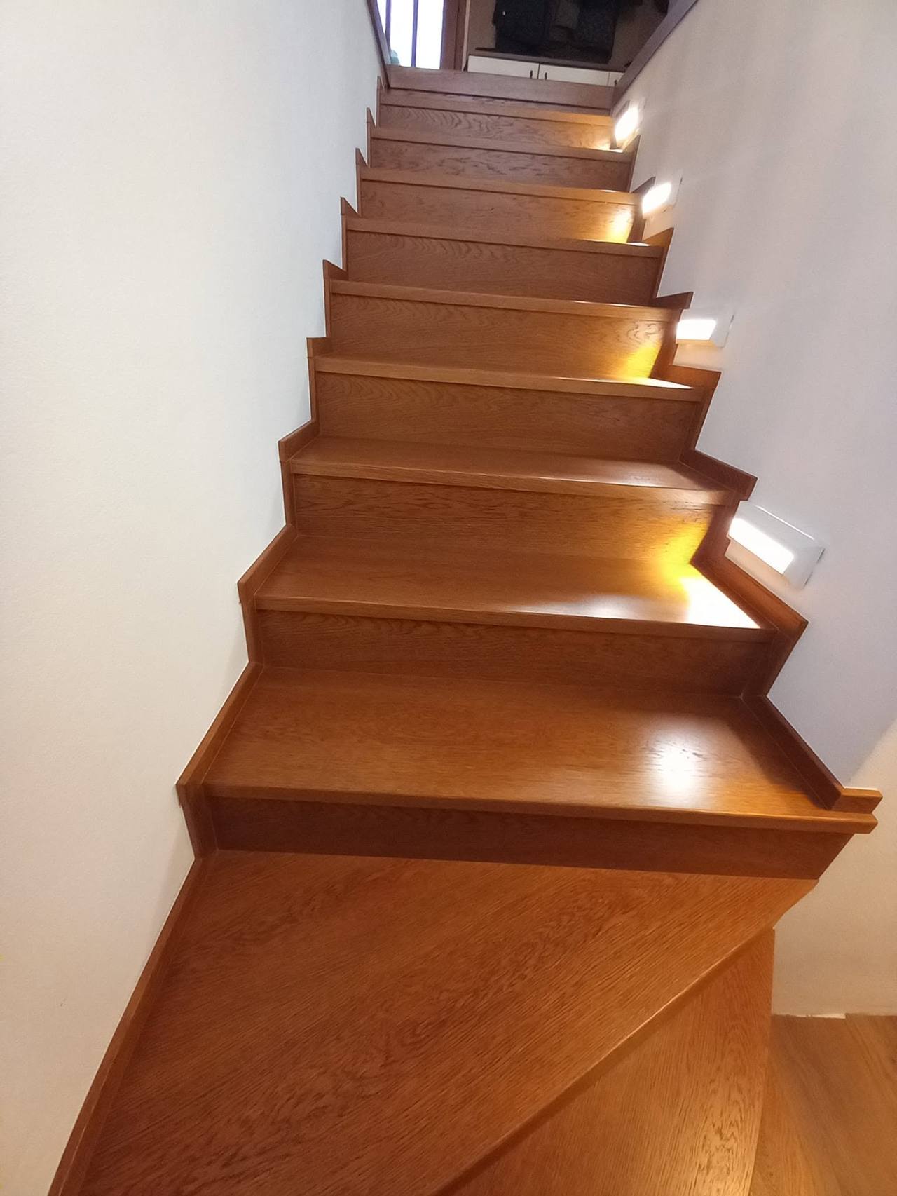 Eichenstiege mit in die Wand eingelassenen LED-Spots