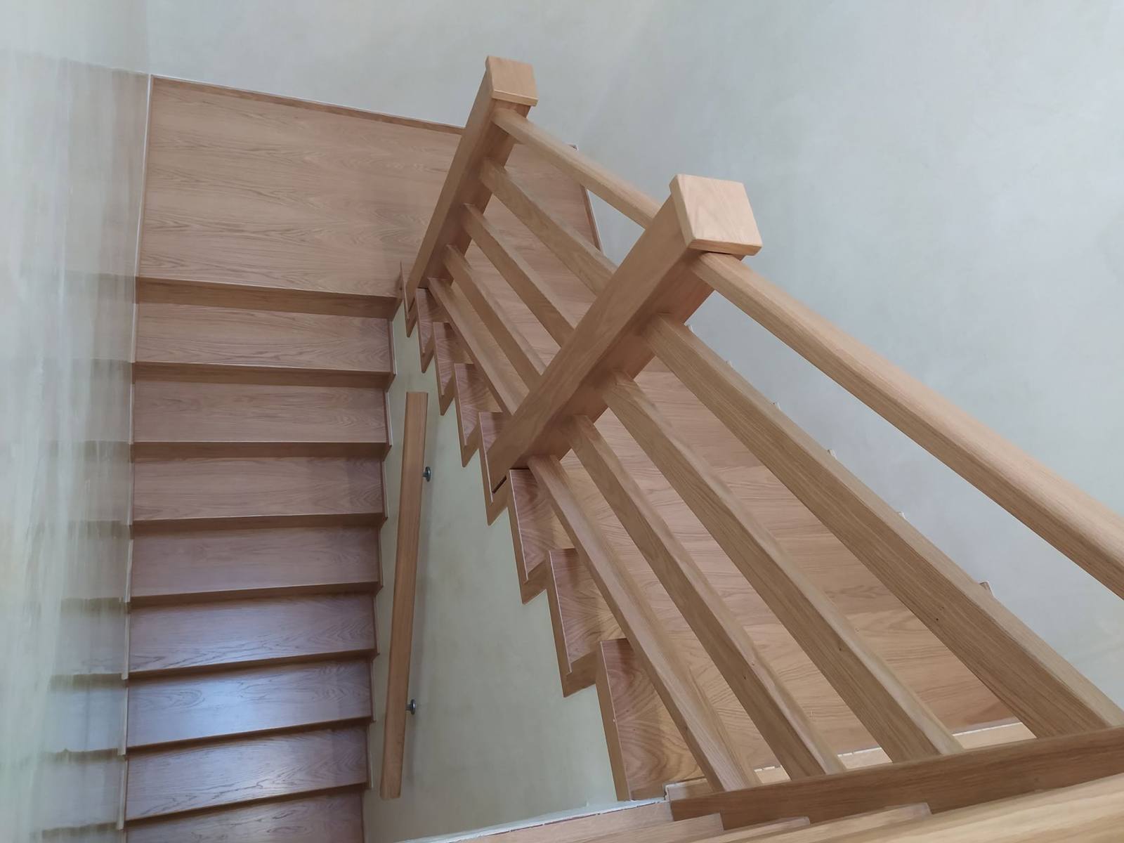 Eichenstiege mit Holzgeländer von oben gesehen